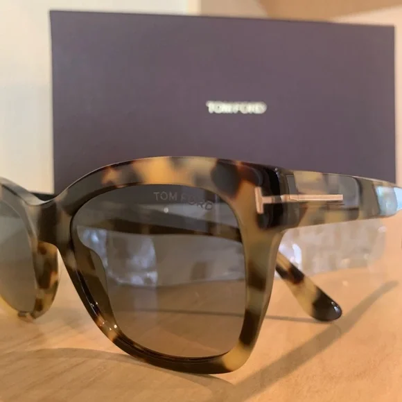 TOM FORD TF614. LAUREN-02 55B. Tokyo Tortoise 52mm Ladies  display picture 3